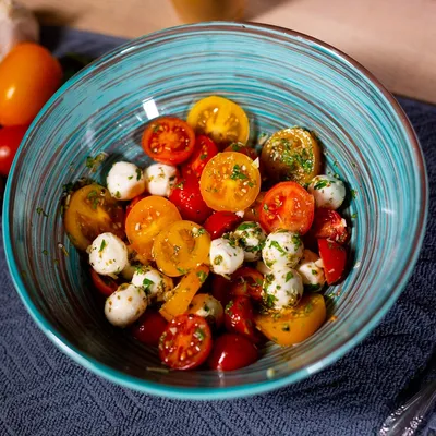 Салат из помидоров с Моцареллой — пошаговый рецепт с фото, видео, кбжу и  ингредиенты