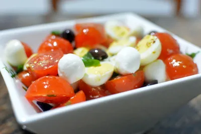Салат с вялеными помидорами и моцареллой: рецепт - Лайфхакер