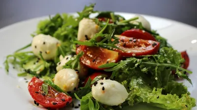 Итальянский салат с моцареллой и помидорами - пошаговый рецепт с фото на  Готовим дома