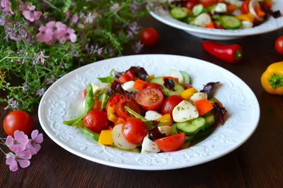 Салат моцарелла с помидорами и огурцами рецепт с фото пошагово - 1000.menu