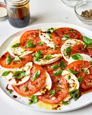 Капрезе - Cалат с помидорами, моцареллой и базиликом | Рецепт | Еда,  Рецепты еды, Кулинария
