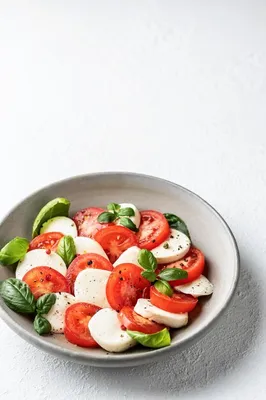 Итальянский салат \"Капрезе\" с моцареллой и помидорами