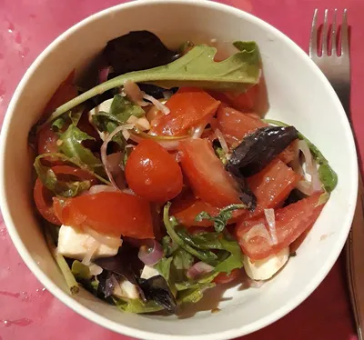 Салат с жаренным беконом, помидорами и моцареллой | Алёнкины сказки про еду  | Дзен