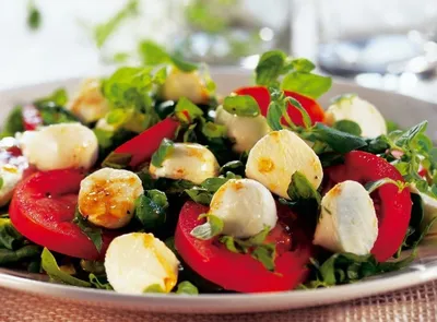 Салат капрезе с помидорами, моцареллой, базиликом и оливковым маслом на  белом фоне с копией пространства | Премиум Фото