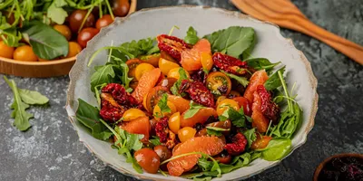 Салат с апельсинами и вялеными томатами — рецепт от ВкусВилл