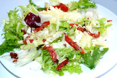 Салат с вялеными помидорами и авокадо — 2 ТАРЕЛКИ | кулинария, рецепты,  блюда, пошаговые фото, поиск по ингредиентам