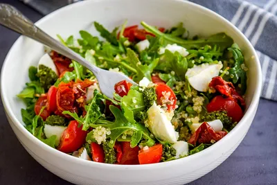 Салат с вялеными помидорами и кедровыми орешками — рецепт с фото пошагово