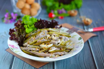 Вкусный Рецепт: Салат из солёных огурцов с луком и подсолнечным маслом