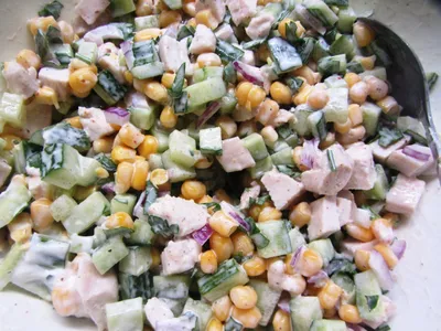 Салат с копченой курицей и кукурузой - рецепт приготовления с фото и видео