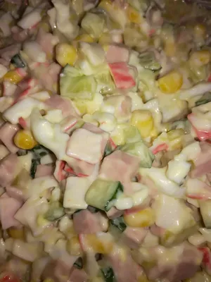Классический крабовый салат с кукурузой, яйцом и рисом пошаговый рецепт