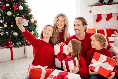 Не только у елки: 4 крутых идеи для новогодней фотосессии всей семьей |  Счастливые родители: Parents.ru | Дзен