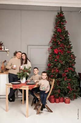 Семейное фото с детьми у новогодней елки