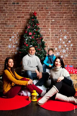 Новогоднее студийное семейное фото у наряженной елки