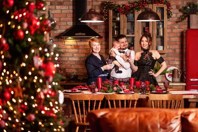 Фото семьи с детьми с подарками у новогодней елки в студии на белом фоне