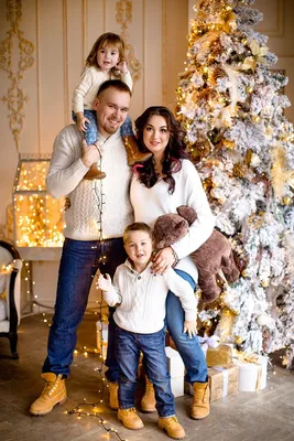 Счастливая семья возле красивой елки дома :: Стоковая фотография ::  Pixel-Shot Studio