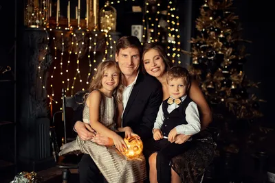 Семья возле елки в одинаковой одежде Stock Photo | Adobe Stock