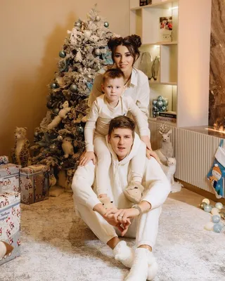 Соболев выложил семейное фото у елки - Новости Футбола - BOMBARDIR