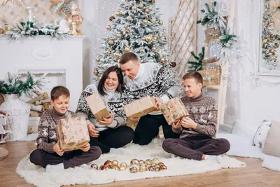 Новогодняя фотосессия семьи Зиминых на фоне ёлки, рояли и камина | Фотограф  Катерина Васильева | Дзен