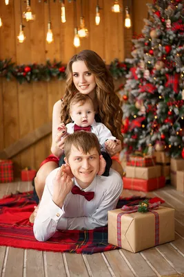 Семейное положение рождественской елки Стоковое Изображение - изображение  насчитывающей папа, детство: 82282905