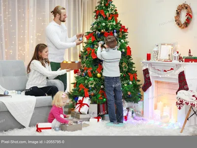 Семейное украшение рождественской елки Стоковое Фото - изображение  насчитывающей жизнерадостно, группа: 165551552