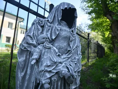Сделала для 90-летней соседки»: художница объяснила смысл мрачной скульптуры  без лица возле детского сада в Екатеринбурге - KP.RU