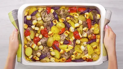 Тушеная свинина с картошкой и овощами в духовке (рукав для запекания)