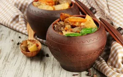 Рецепт: Жаркое из свинины с картофелем (в горшочке) на RussianFood.com