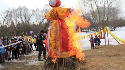 Фоторепортаж: на Масленицу в Парке Сказов сожгли чучело в медицинской маске  - «Уральский рабочий»