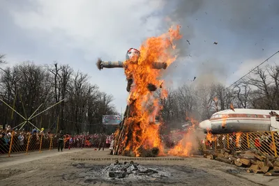 Огненное шоу и сжигание Чучела