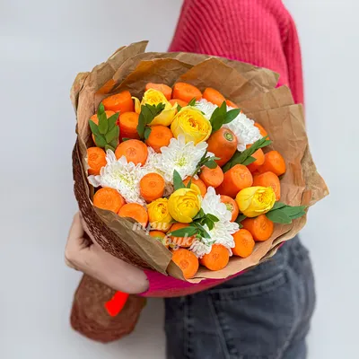 Букет в крафте из моркови и цветов за 3885 ₽ с доставкой по Москве