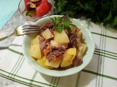 Картошка с тушенкой в кастрюле тушеная рецепт фото пошагово и видео -  1000.menu