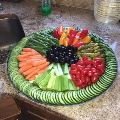 Украшение стола фруктами и овощами фото фото
