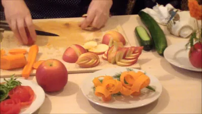 Нарезка овощей и фруктов по технологии карвинг. Украшение новогоднего стола  - YouTube
