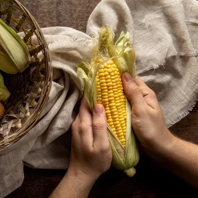 3 способа сделать варёную кукурузу ещё вкуснее - Лайфхакер