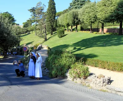 Файл:Gardens in the Vatican City 01.jpg — Википедия