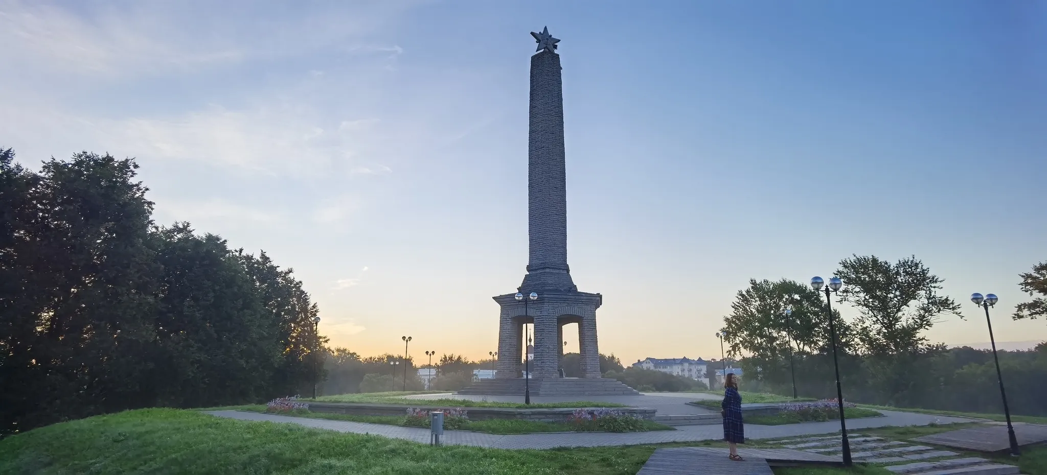 Обелиск великие луки. Обелиск славы Великие Луки. Великие Луки осень Обелиск. Великие Луки памятники Великой Отечественной войны. Обелиск славы Крым.