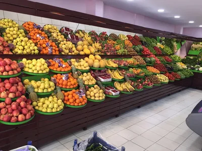 Выкладка овощей и фруктов в магазине фото фото