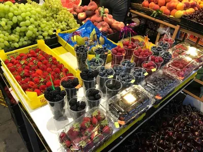 Красивая выкладка овощей на рынке | Mebburo