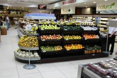 Дружеское расположение продавщице около свежих фруктов и овощей в магазине  Стоковое Фото - изображение насчитывающей предложение, органическо:  214378184