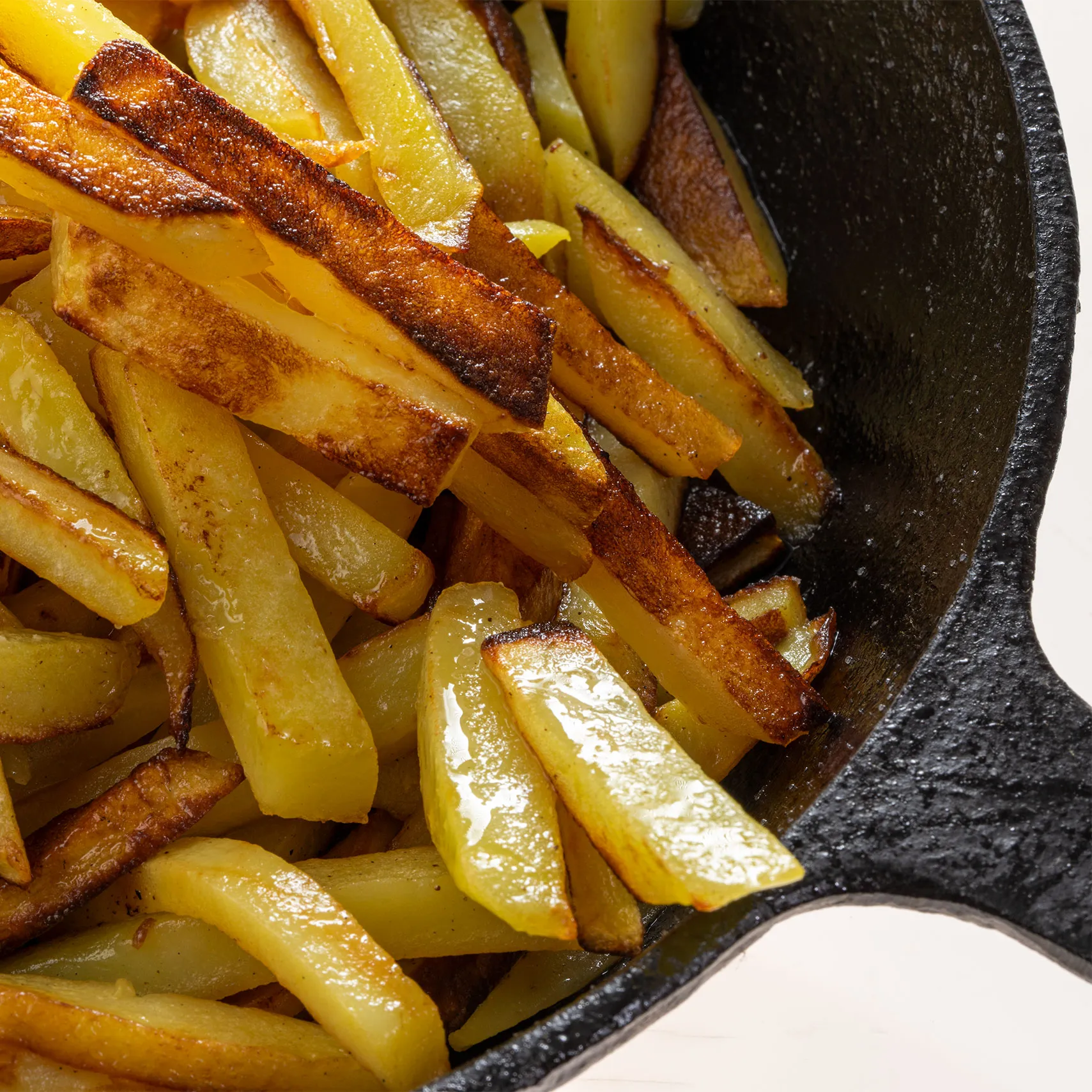 Приготовить пожарить картошку. Жареный картофель соломкой. Жареная картошка соломкой. Жареная картошка соломкой на сковороде. Фото жареной картошки на сковороде.