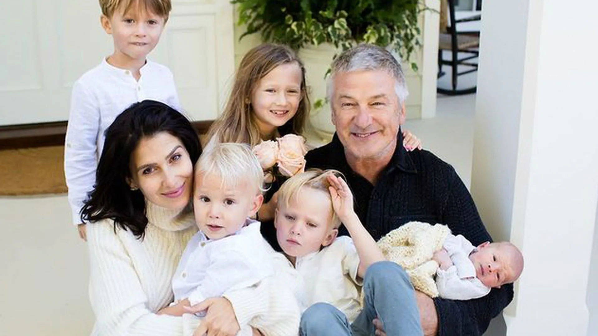 Дети от 6 мужей. Алек Болдуин семья. Алек Болдуин и Хилария Болдуин с детьми. Алек и Хилария Болдуин. Алек Болдуин с детьми 2022.
