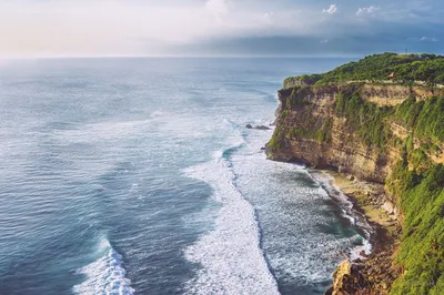 Обои на рабочий стол Зеленые скалистые холмы и прибой моря к побережью,  Bali, Indonesia Бали, Индонезия, обои для рабочего стола, скачать обои,  обои бесплатно