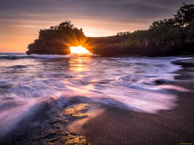 Обои Pura Batu Bolong, Bali, Indonesia Природа Побережье, обои для рабочего  стола, фотографии pura, batu, bolong, bali, indonesia, природа, побережье,  арка, скала, закат, балийское, море, индонезия, бали, sea Обои для рабочего  стола,