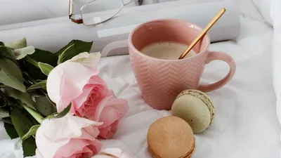 Обои чашка, кофе, печенье, цветы, розы, розовый картинки на рабочий стол,  фото скачать бесплатно