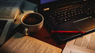 Обои чашка, кофе, книги, ручка, ноутбук картинки на рабочий стол, фото  скачать бесплатно