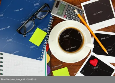чашка кофе на рабочем столе. кофе-брейк утром и расслабиться Стоковое  Изображение - изображение насчитывающей кружка, бодрствующий: 221194547