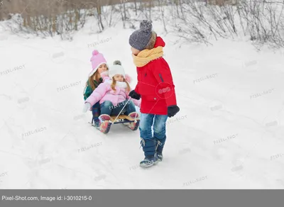 Две милые маленькие дети играют на санках изображение_Фото номер  611467290_PSD Формат изображения_ru.lovepik.com