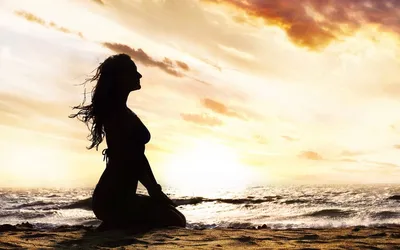 Девушка в купальнике и солнечных очках лежит на берегу моря Stock Photo |  Adobe Stock