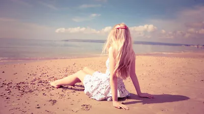 На берегу моря сидит девушка в …» — создано в Шедевруме