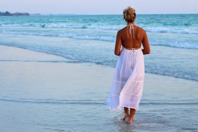 Девушка находится на берегу моря. Девушка отдыхает на море. Женщина стоит  на пирсе. Стоковое Изображение - изображение насчитывающей песок, горизонт:  208663071